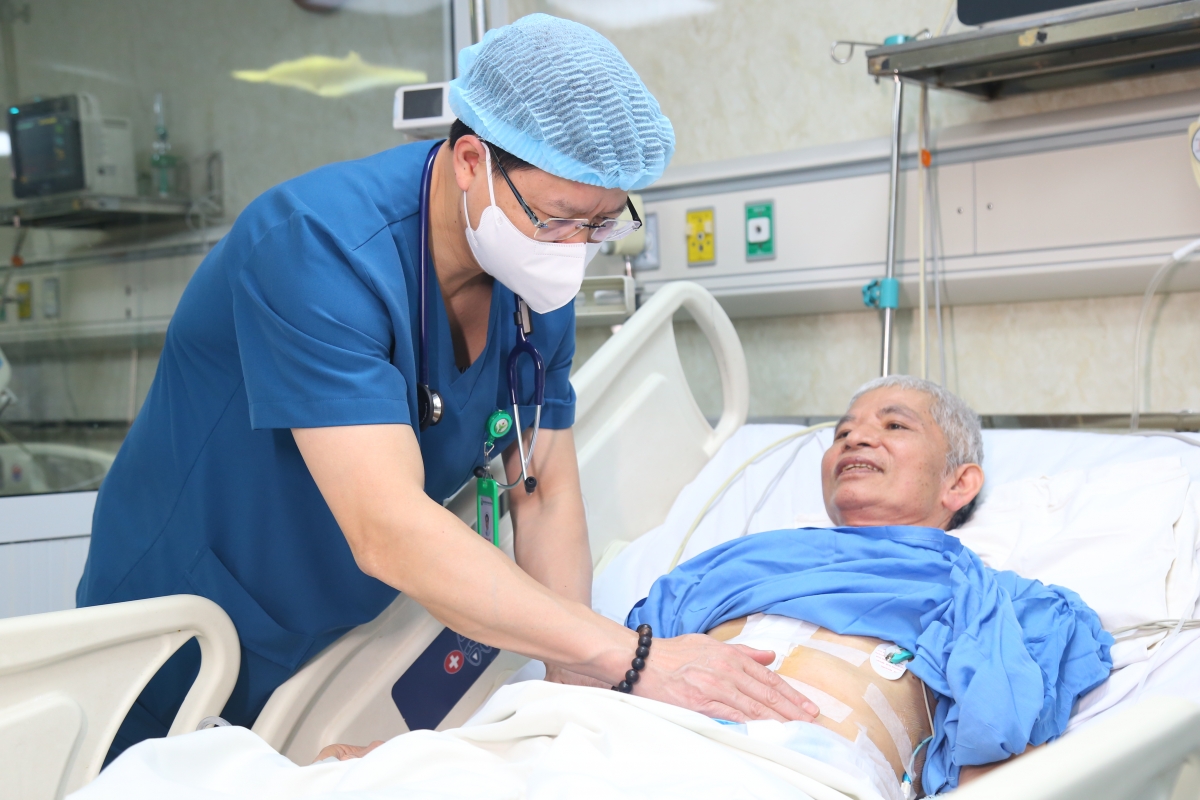 Bệnh nhân ghép gan đã tỉnh táo, có thể ăn uống , đi lại