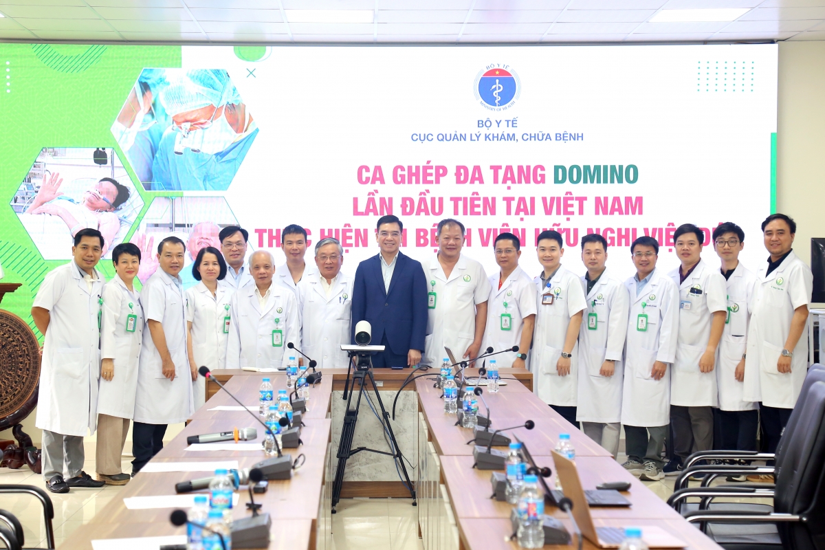 TS.BS Hà Anh Đức, Cục trưởng Cục Quản lý Khám chữa bệnh, Bộ Y tế (đứng giữa) cùng ê kíp ghép đa tạng Domino, BV Hữu nghị Việt Đức