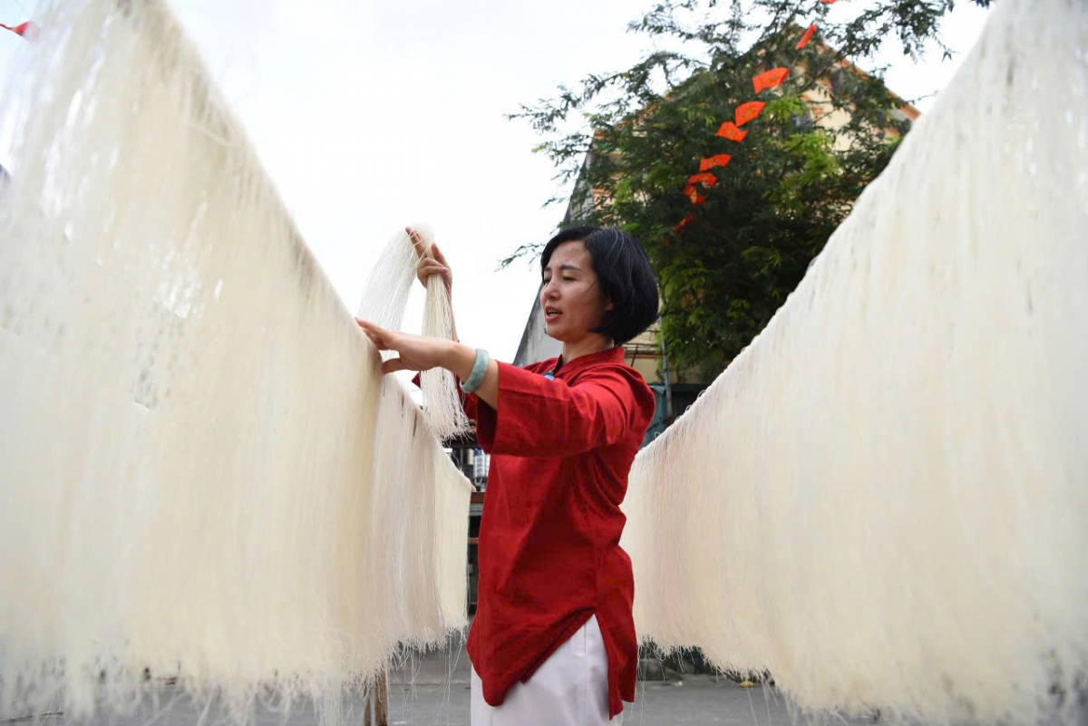 Du khách trải nghiệm tại làm mỳ gạo truyền thống Hùng Lô