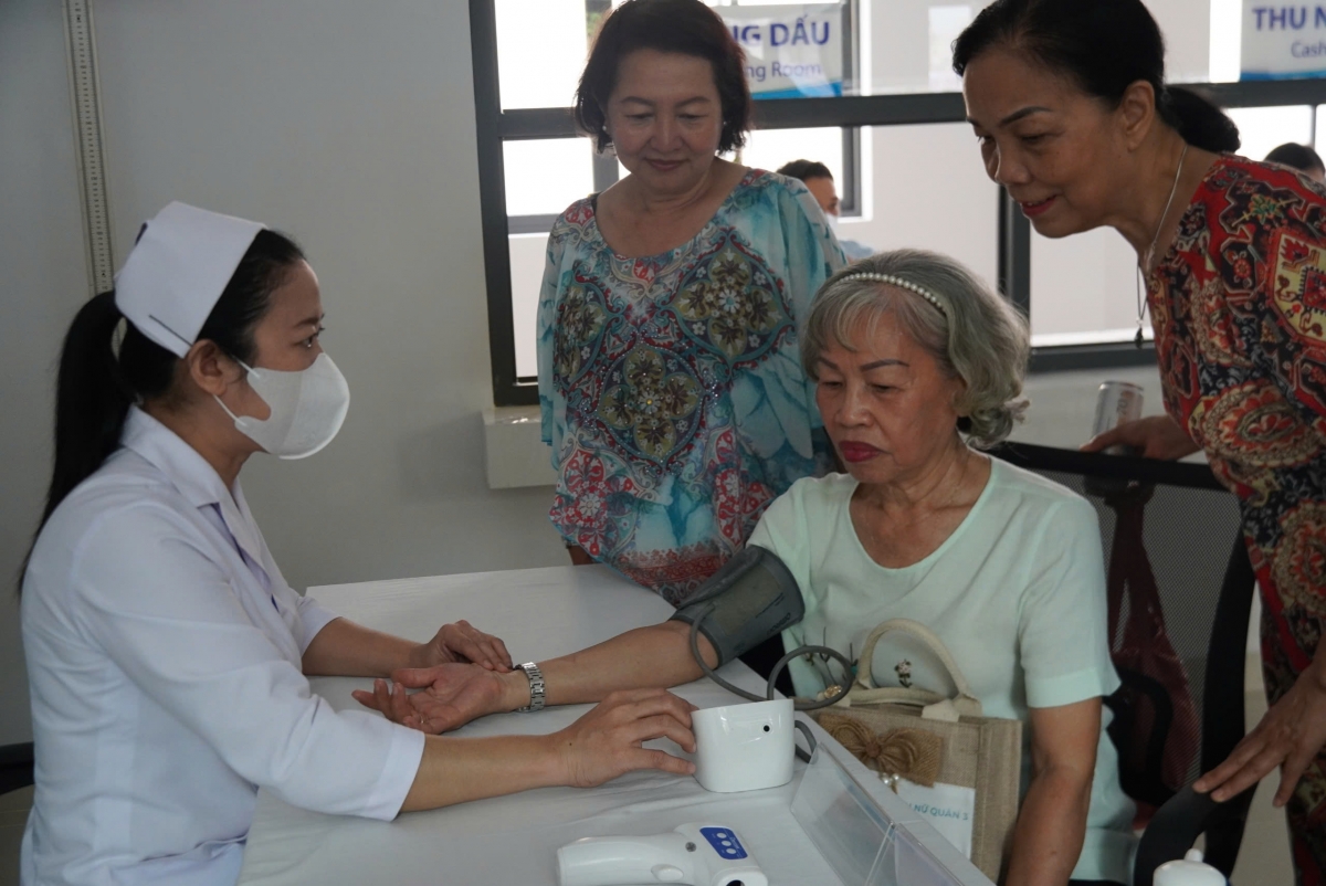 Người dân được khám sức khỏe tại Trạm Y tế phường Xuân Hòa