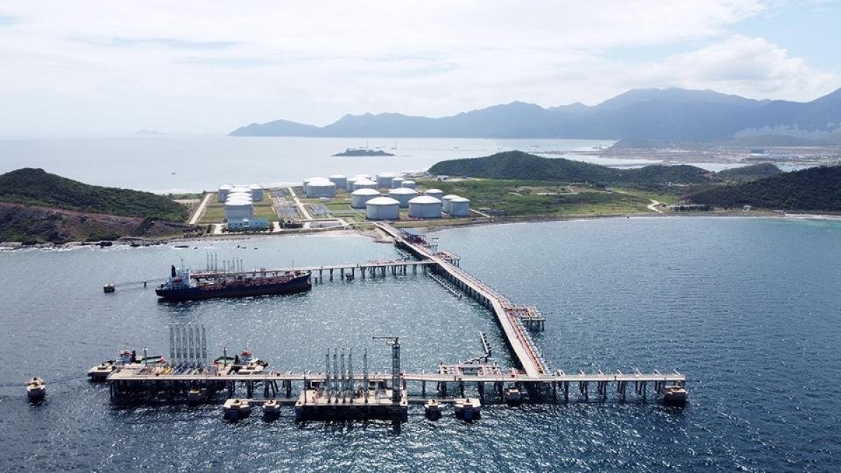 Kho xăng dầu ngoại quan Vân Phong, tỉnh Khánh Hòa nơi dự trữ, bảo đảm nguồn cung xăng dầu cho Miền Trung.