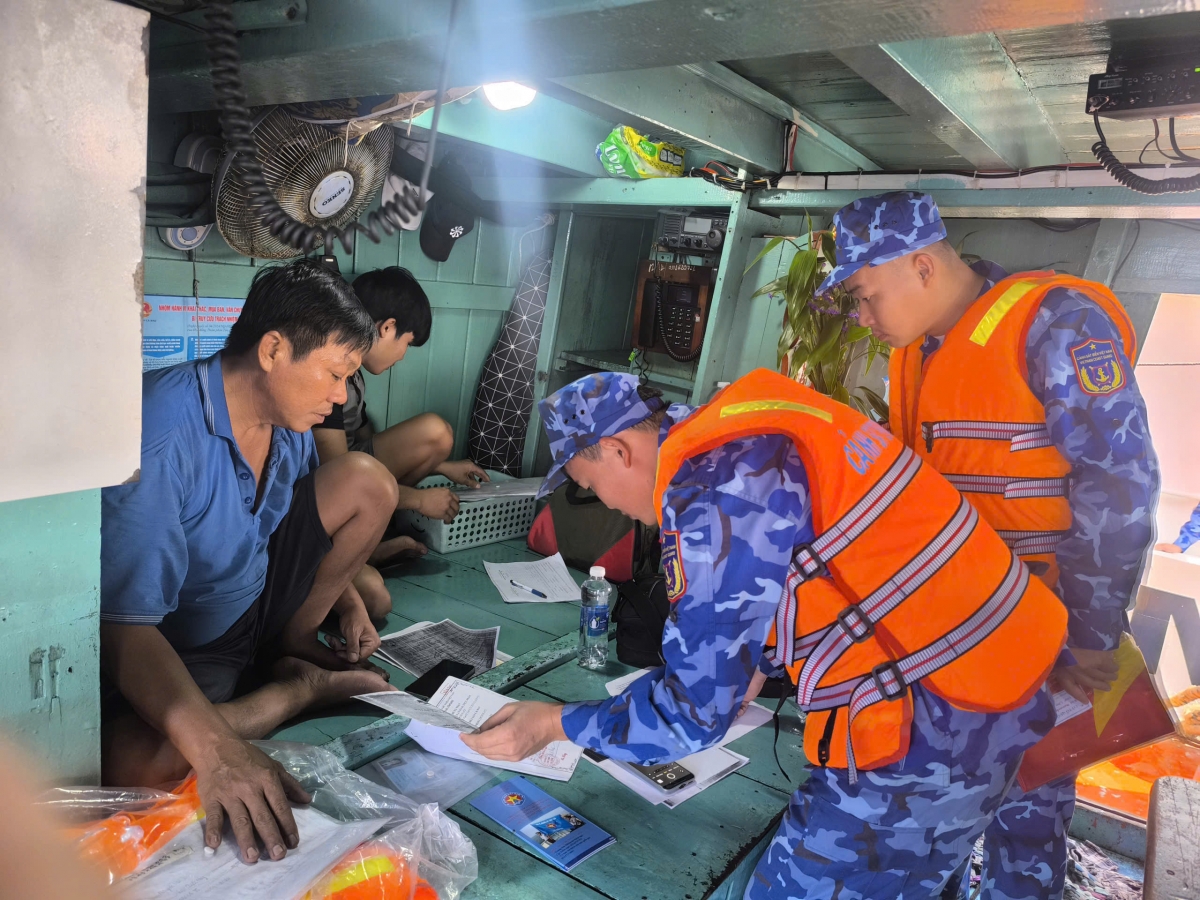 CBCS Vùng Cảnh sát biểnt 2 tuyên truyền chống khai thác IUU cho ngư dân