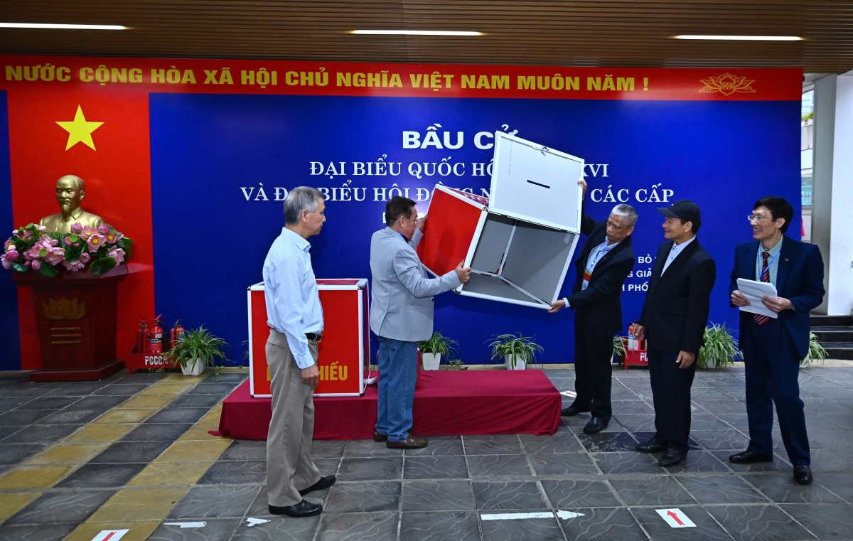 Kiểm tra và niêm phong hòm phiếu