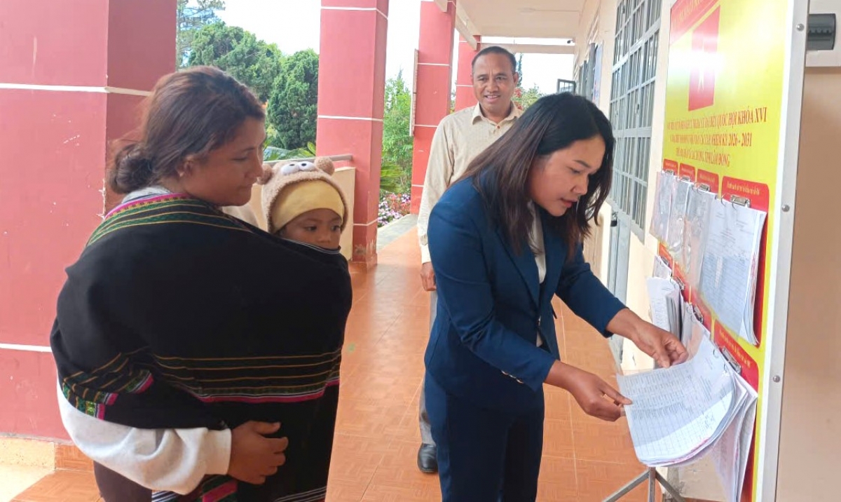 Cán bộ xã Lạc Dương, tỉnh Lâm Đồng hướng dẫn người dân kiểm tra danh sách cử tri của gia đình.