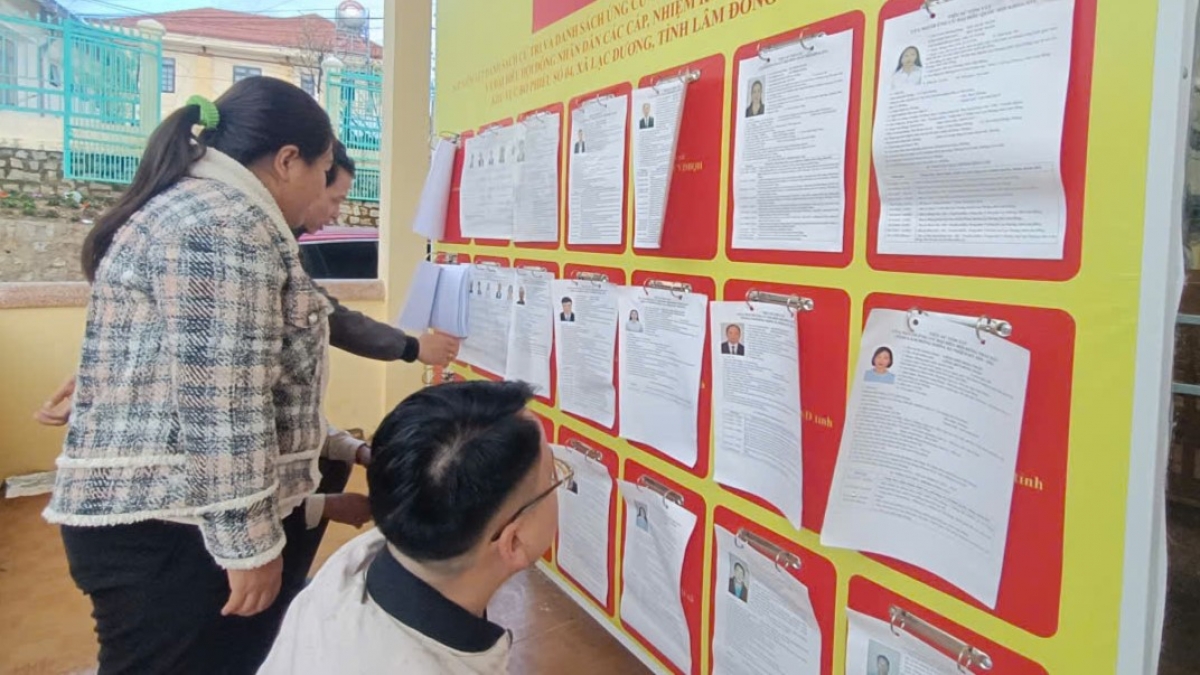 Cử tri tỉnh Lâm Đồng tìm hiểu về người ứng cử đại biểu Quốc hội khóa XVI.