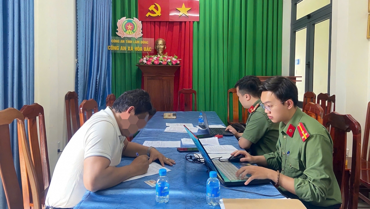 Công an xã Hòa Bắc làm việc với ông N.L về hành vi đăng tải nội dung sai sự thật, xúc phạm ứng cử viên đại biểu Quốc hội trên Facebook (ảnh công an cung cấp).