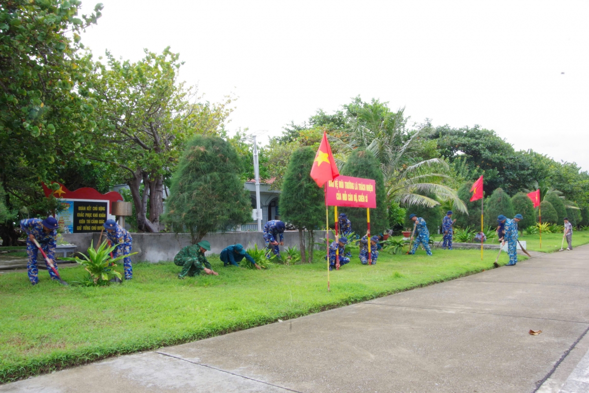 Liên chi đoàn đảo Trường Sa cắt tỉa thảm cỏ trong khuôn viên đơn vị
