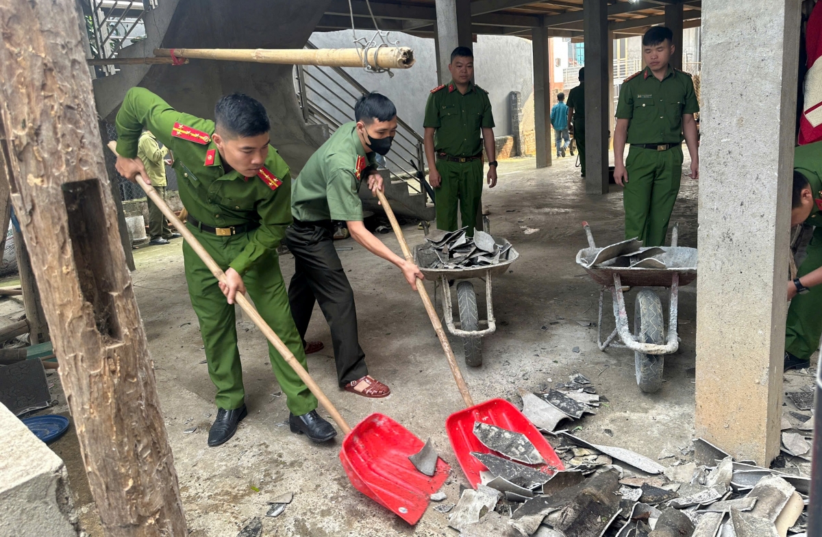 Lực lượng công an phường Cầu Thia hỗ trợ người dân khắc phục hậu quả thiên tai.