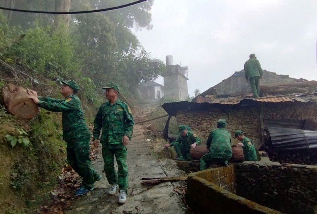 Lực lượng Đồn Biên phòng Thu Lũm, hỗ trợ người dân khắc phục, ổn định cuộc sống.