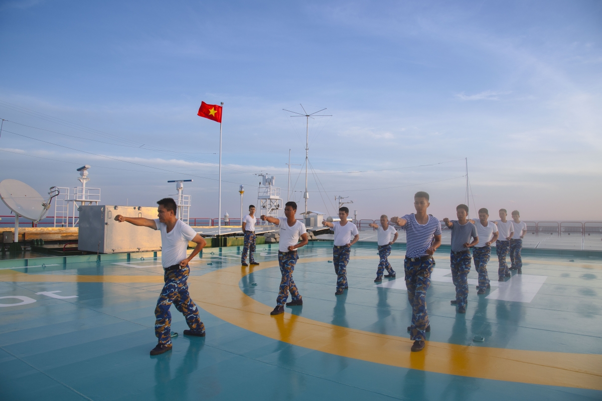 Cán bộ chiến sĩ nhà giàn DK1 luyện võ giữa biển khơi