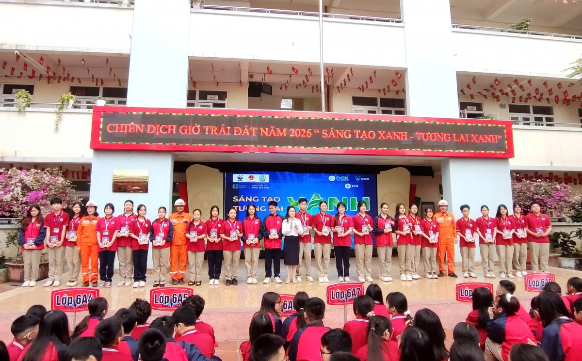 Công ty Điện lực Quảng Ninh tặng sách tranh “Bí mật Quả cầu Tím” cho học sinh