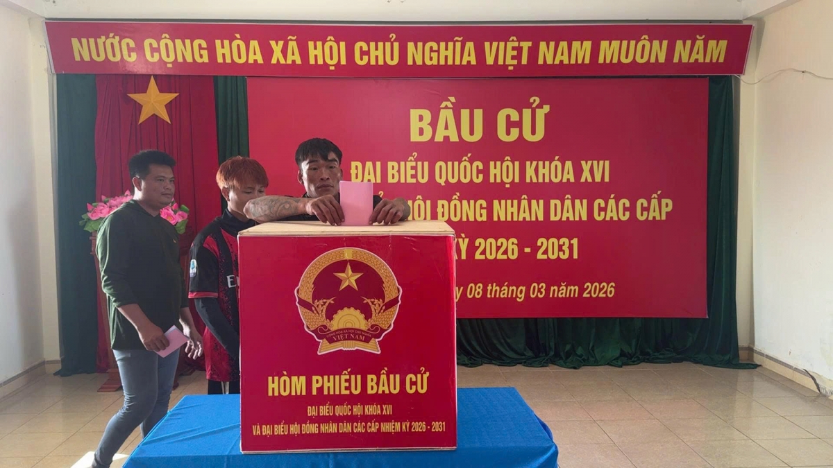 Ngư dân đánh bắt hải sản trên khu vực quần đảo Trường Sa bỏ phiếu tại đảo Núi Le