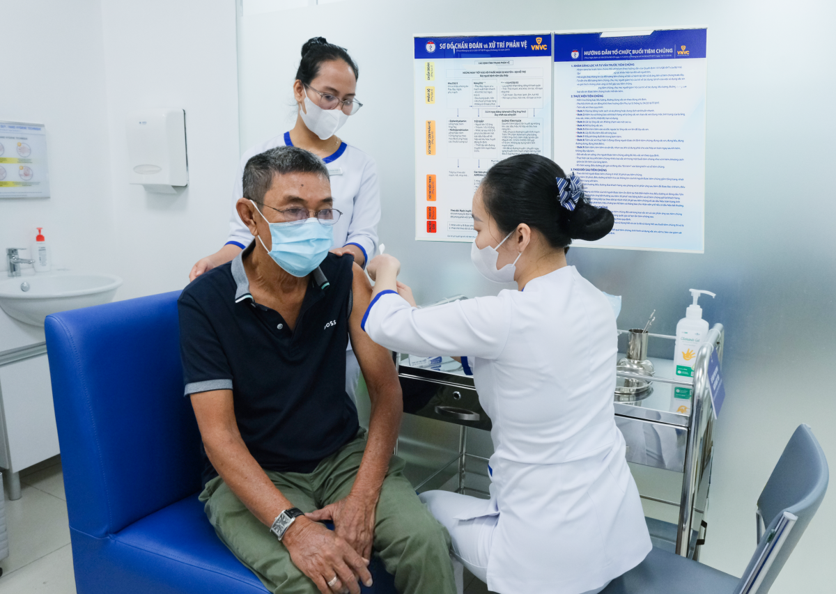 Người lớn tiêm ngừa vắc xin não mô cầu cầu tại Hệ thống Tiêm chủng VNVC