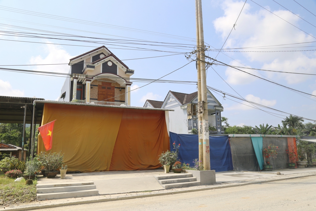 Người dân sử dụng những tấm bạt làm “lá chắn bất đắc dĩ” vì bụi đường bủa vây suốt nhiều năm.