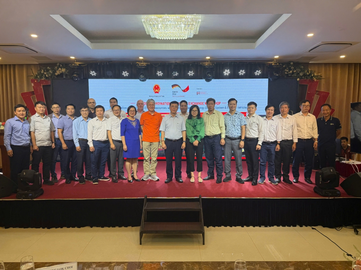 Các đối tác trong nước và quốc tế chụp ảnh lưu niệm tại Hội thảo