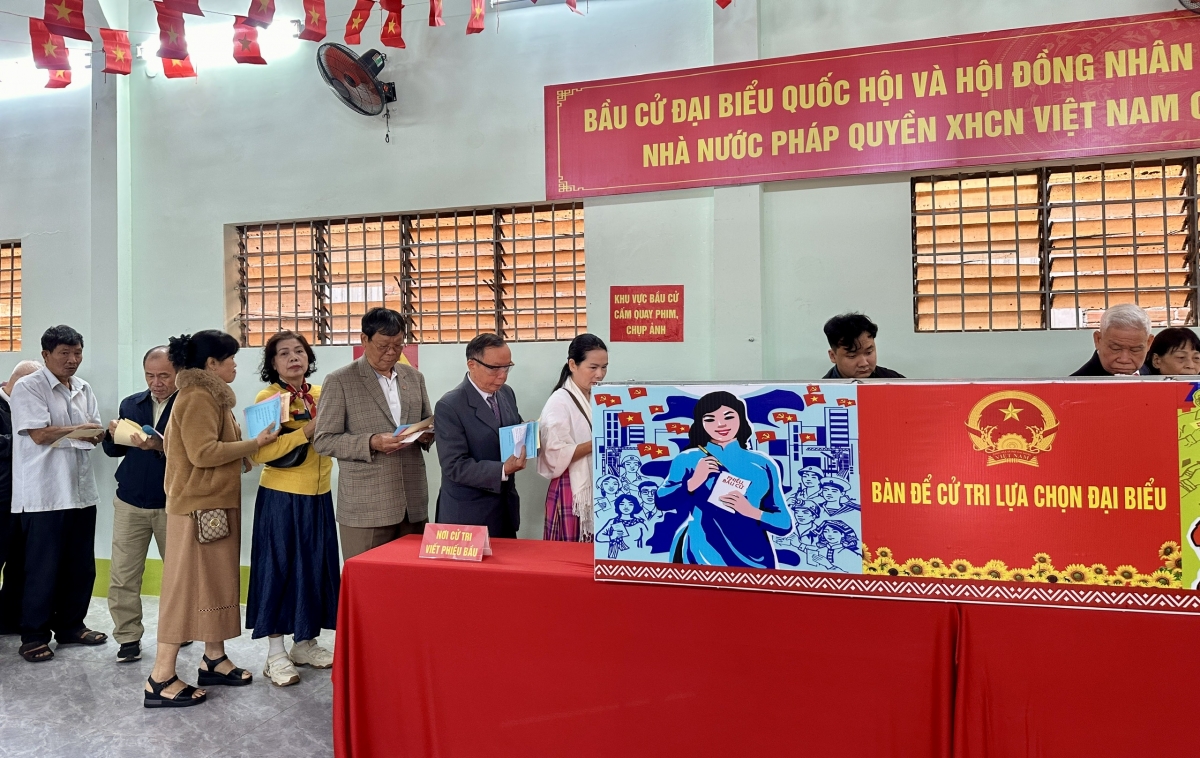 Nhiều địa phương ở Đắk Lắk cử tri hoàn thành quyền và nghĩa vụ công dân trong cuộc bầu cử.