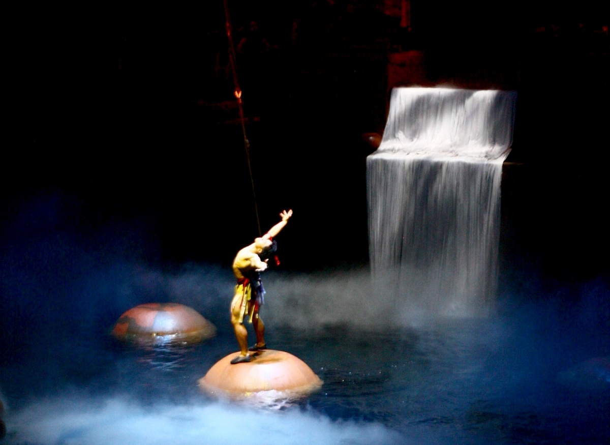 Những chuyển động cơ thể, âm thanh, ánh sáng góp phần tạo nên cách kể chuyện độc đáo, giàu cảm xúc