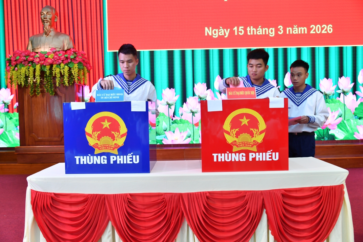 Những cử tri trẻ, lần đầu được cầm lá phiếu tham gia bầu cử