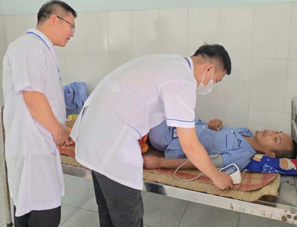 Các bác sỹ chăm sóc bệnh nhân ở Bệnh viện Tâm thần tỉnh Đắk Lắk.