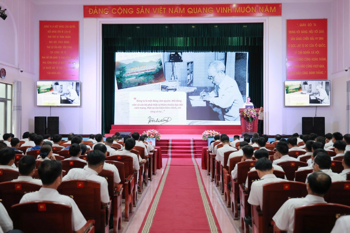 Phần trình bày nội dung bài giảng của đồng chí đạt giải cao tại Hội thi, thu hút sự theo dõi chăm chú của cán bộ, chiến sĩ trong buổi bế mạc