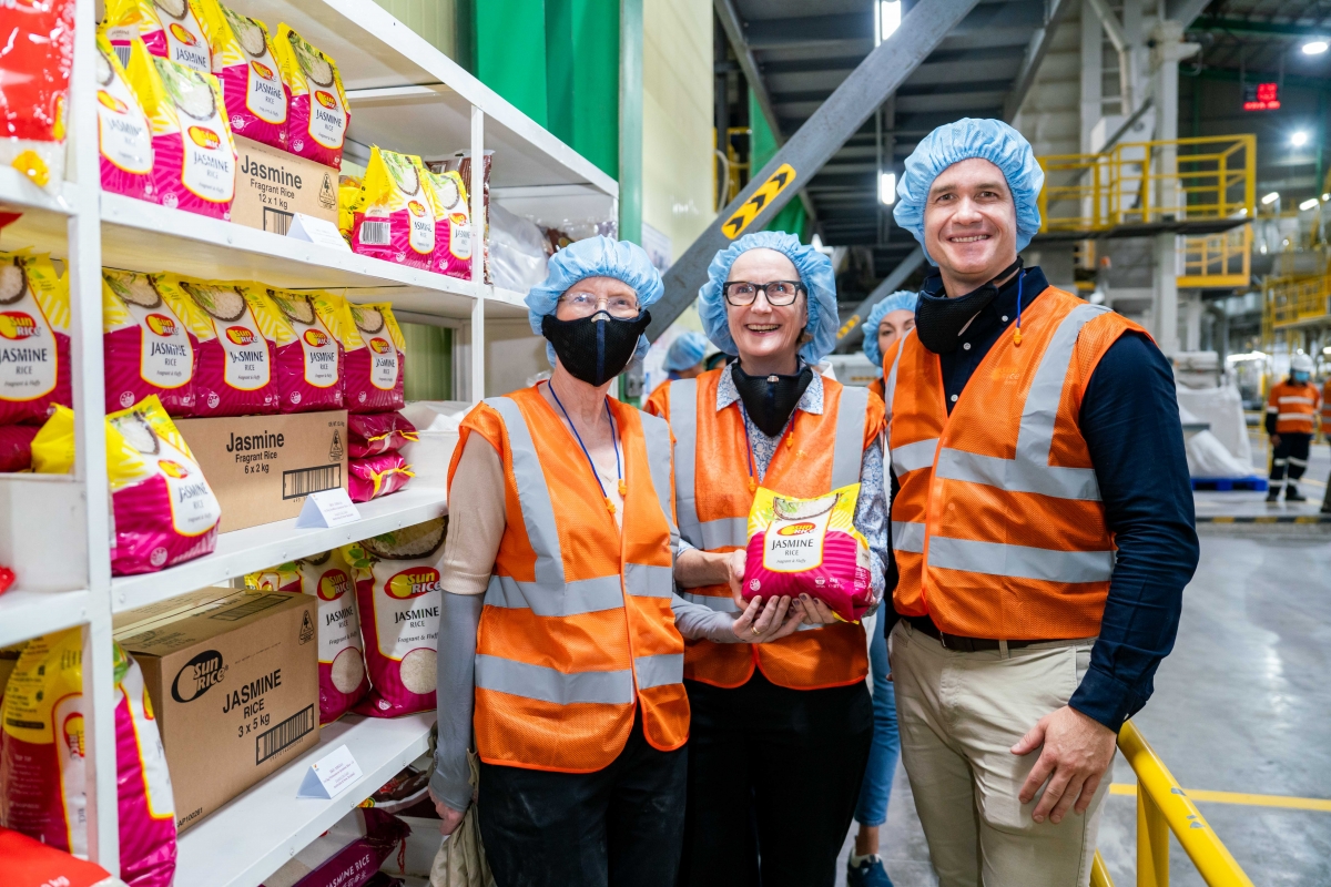 Đại sứ Australia Gillian Bird và Tổng Lãnh sự Australia Sarah Hooper cùng Giám đốc điều hành SunRice Paul Serra tham quan nhà máy Lấp Vò.
