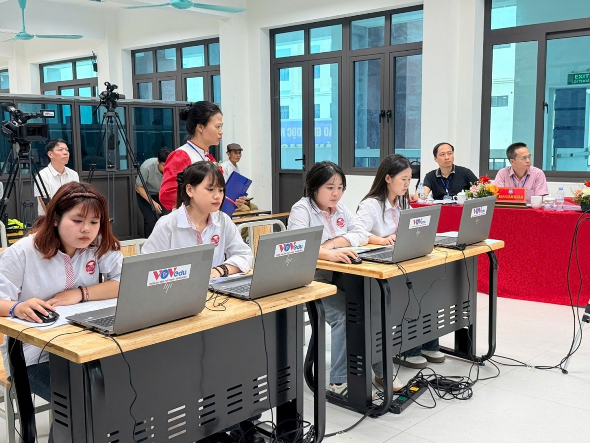 Sinh viên thực hành ứng dụng các công cụ AI dưới sự hướng dẫn của giảng viên.