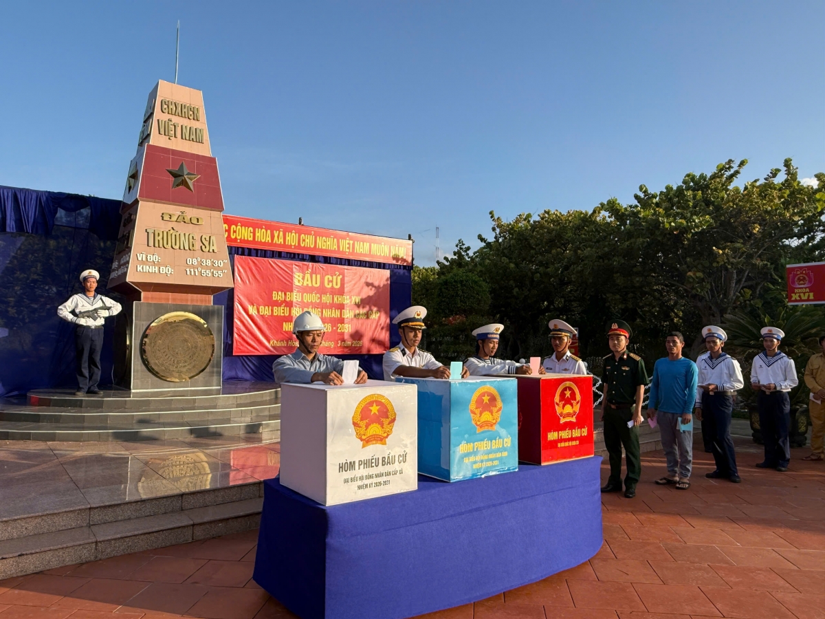 Cử tri Trường Sa bỏ phiếu thực hiện quyền công dân