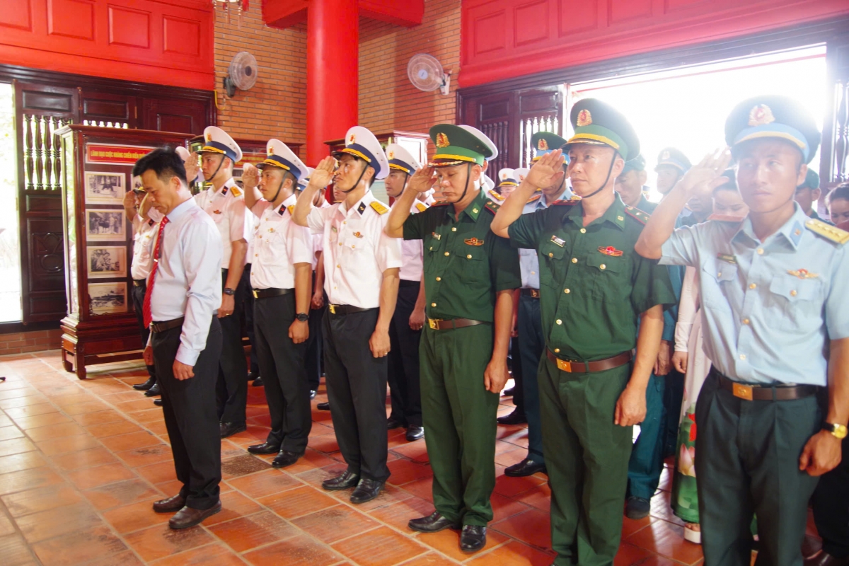 Quân dân Trường Sa dâng hương tại Nhà tưởng niệm Chủ tịch Hồ Chí Minh