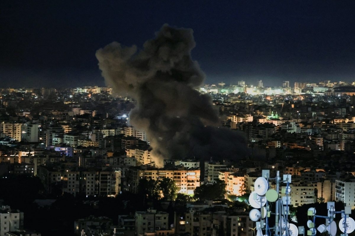 Khói bốc lên sau các cuộc tấn công vào vùng ngoại ô phía Nam Beirut, Lebanon. Nguồn: Reuters