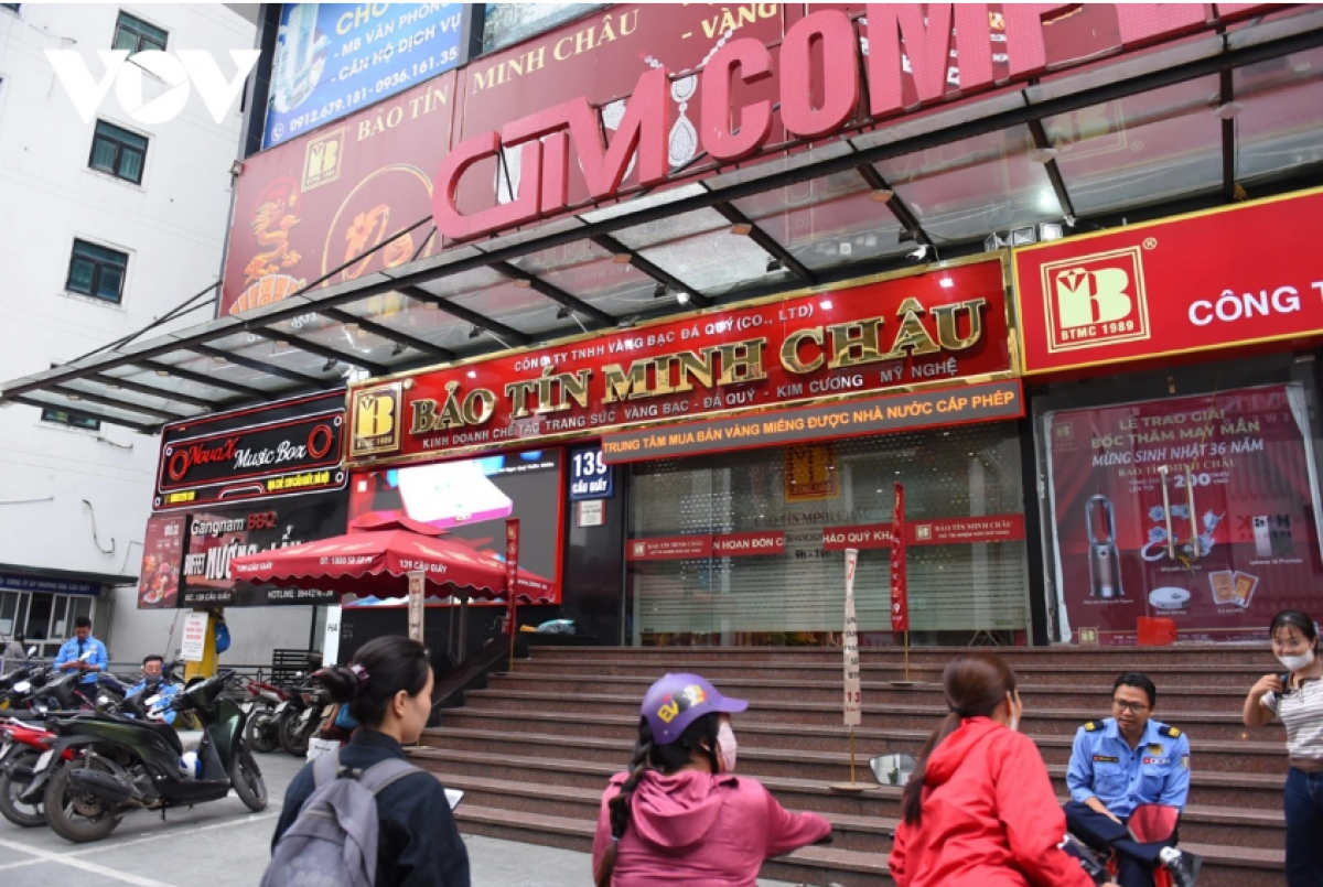 Nhiều người dân đến giao dịch vàng tại Bảo Tín Minh Châu số 139 Cầu Giấy bất ngờ vì cửa hàng đóng cửa. (Ảnh: Trọng Phú)