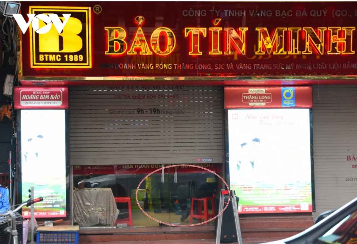 Lực lượng công an vào bên trong làm việc tại cửa hàng vàng Bảo Tín Minh Châu số 29 phố Trần Nhân Tông. (Ảnh: Trọng Phú)