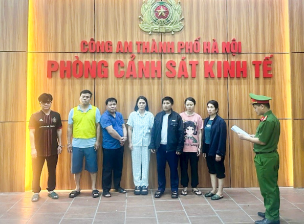 Nhóm đối tượng liên quan đến hành vi vi phạm quy định về an toàn thực phẩm và lạm dụng chức vụ, quyền hạn vừa bị khởi tố (Ảnh: CAHN)