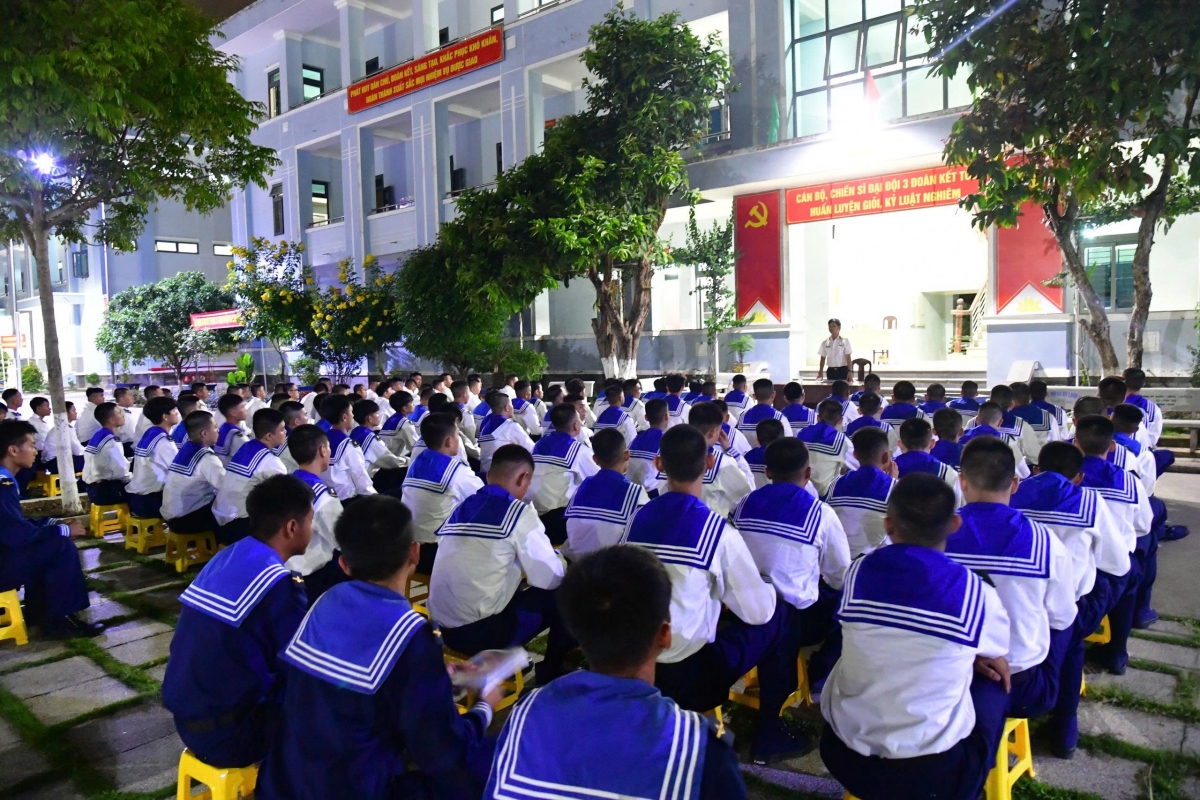 Sinh hoạt chính trị tư tưởng với các chiến sĩ mới nhập ngũ năm 2026 ở Trung tâm Huấn luyện Vùng 2 Hải quân
