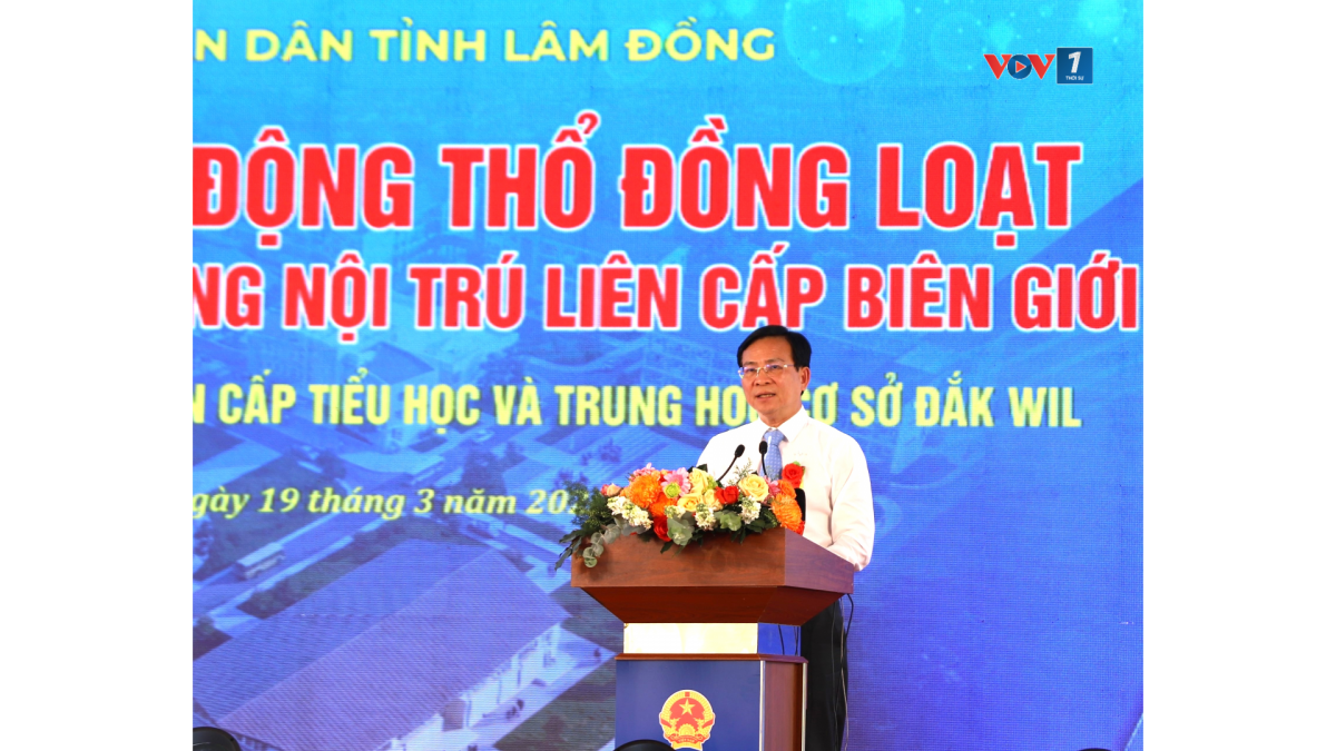 Ông Hồ Văn Mười, Uỷ viên Trung ương Đảng, Chủ tịch UBND tỉnh phát biểu chỉ đạo tại điểm trường xã biên giới Đắk Wil, tỉnh Lâm Đồng.