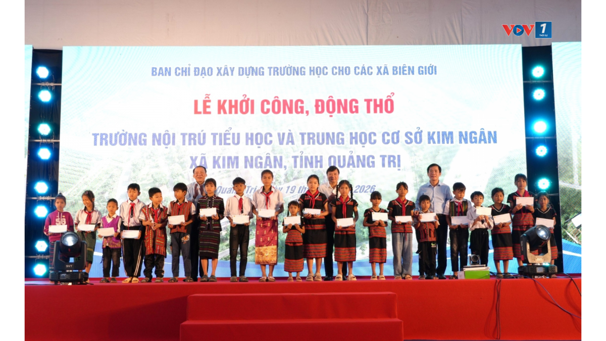 Trao quà tặng học sinh đồng bào Vân Kiều tại xã Kim Thủy