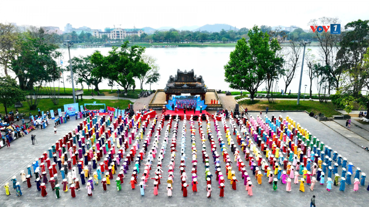 Màn đồng diễn dân vũ quy mô lớn trên nền các ca khúc “Xinh tươi Việt Nam”, “Ngày hội non sông” của phụ nữ thành phố Huế