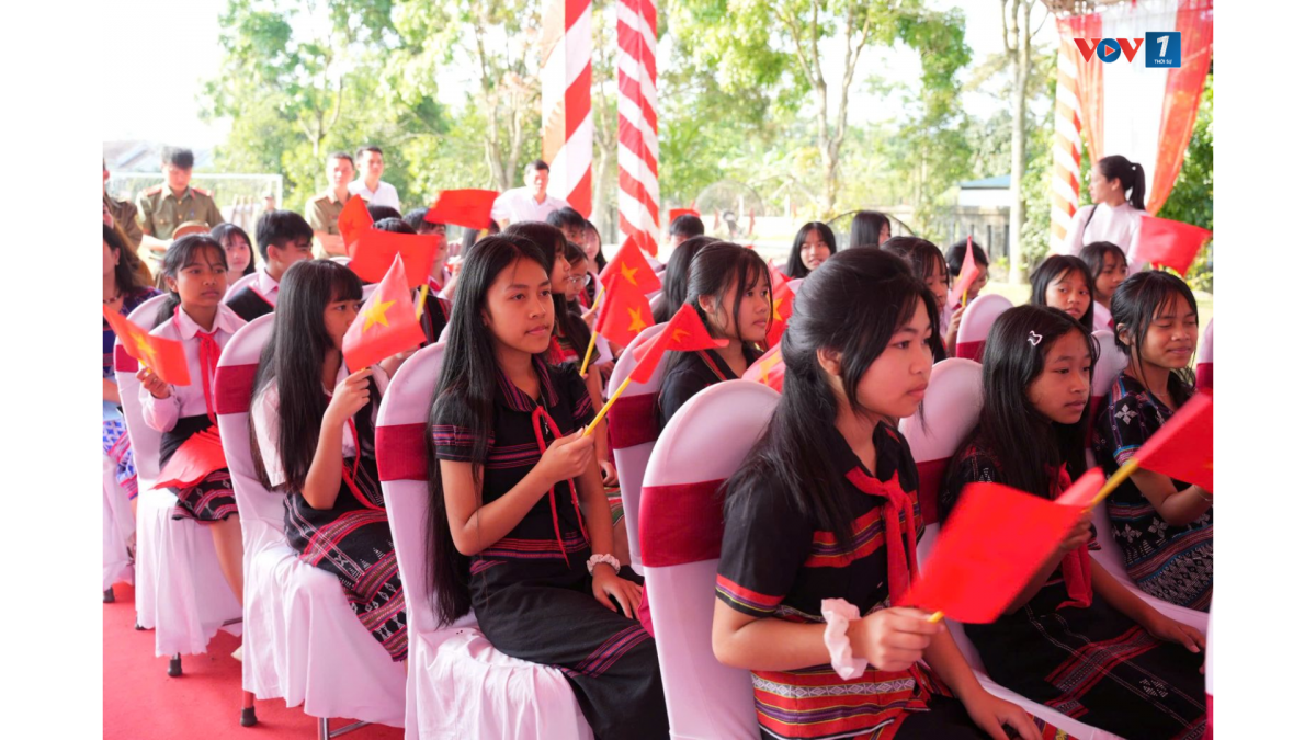 Các em học sinh tham gia lễ khởi công