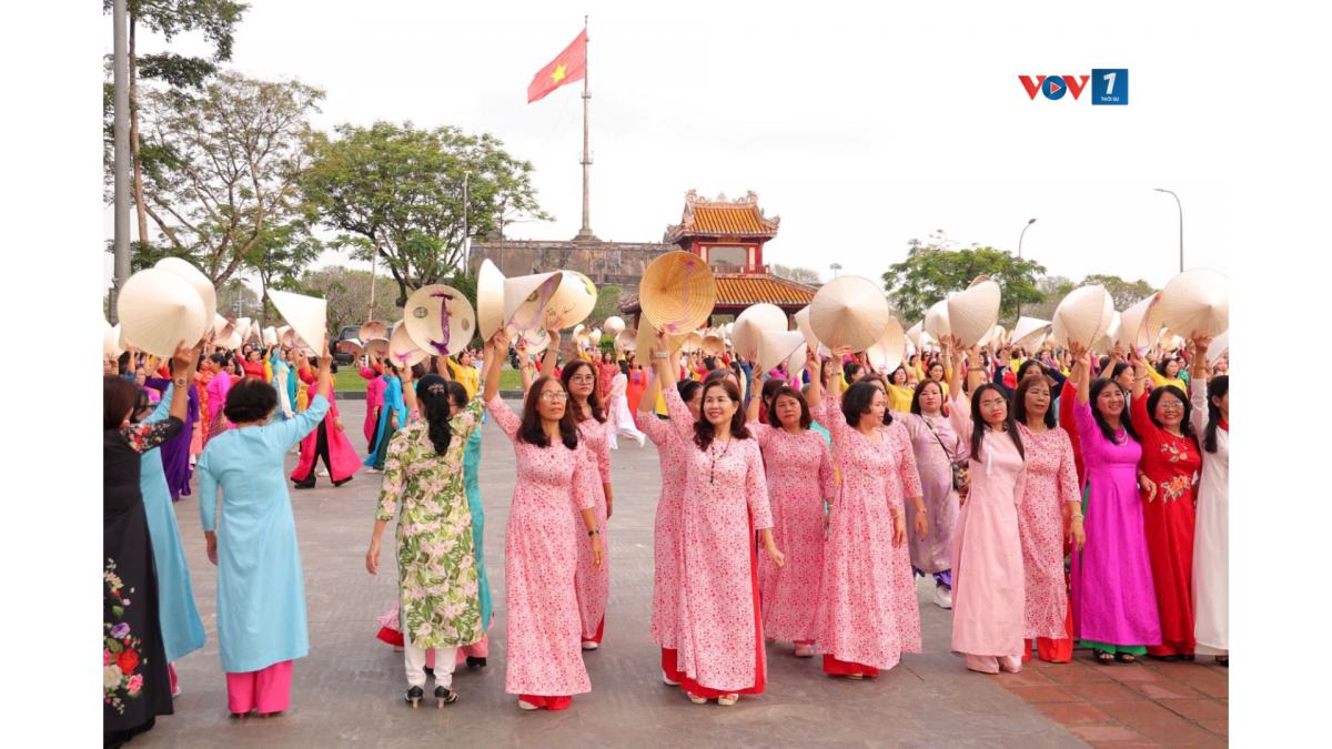 Hàng trăm hội viên phụ nữ Huế trong trang phục truyền thống