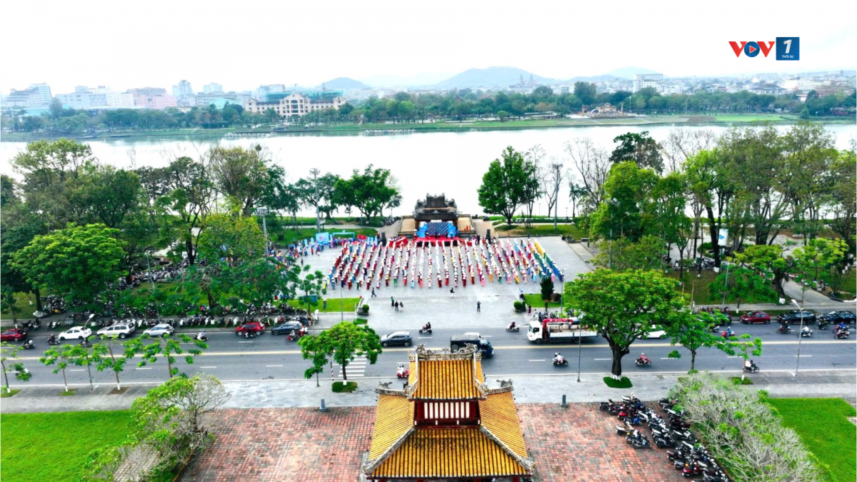 Màn đồng diễn của phụ nữ Huế tại Nghinh Lương Đình, bờ bắc sông Hương
