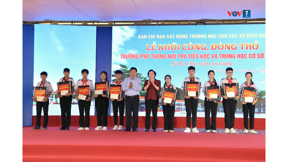 Phó thủ tướng Chính phủ Phạm Thị Thanh Trà, trao tặng 20 suất quà cho học sinh có hoàn cảnh khó khăn