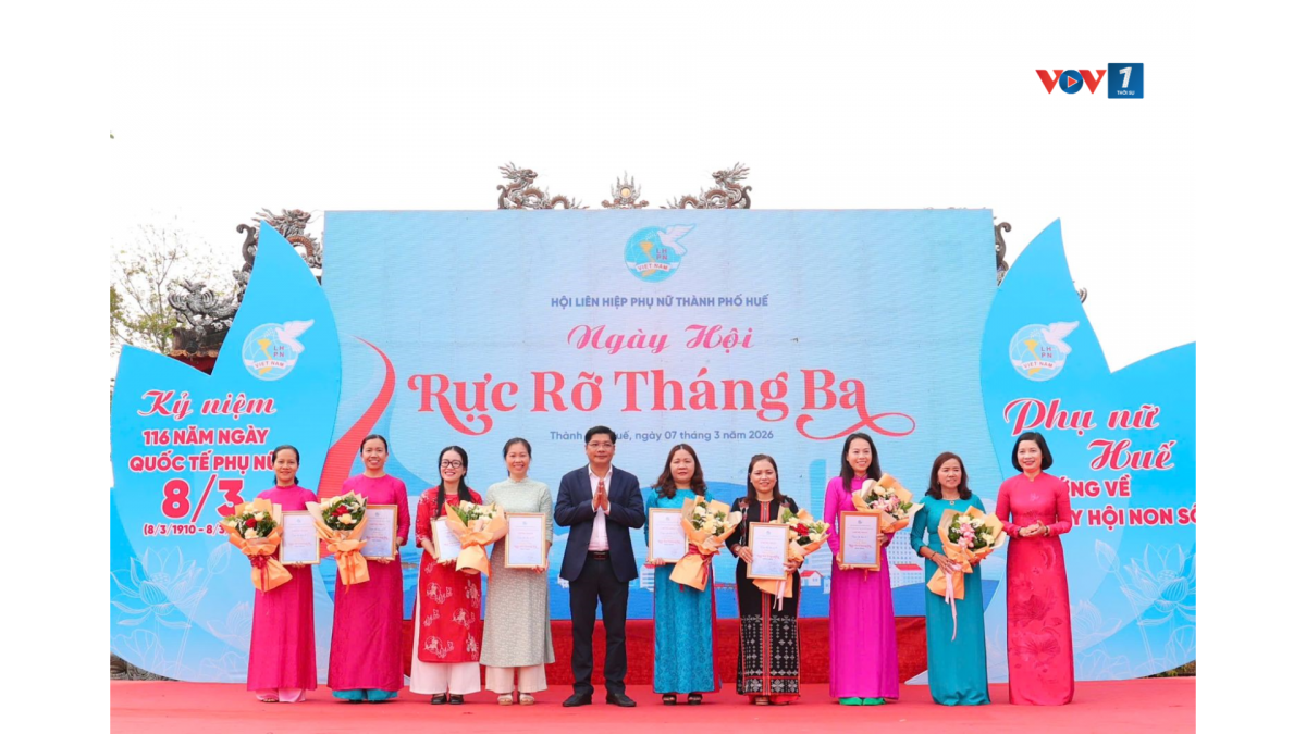 Ông Nguyễn Chí Tài, Phó Bí thư Thành ủy Huế tặng hoa chị em phụ nữ nhân dịp kỷ niệm Ngày Quốc tế Phụ nữ