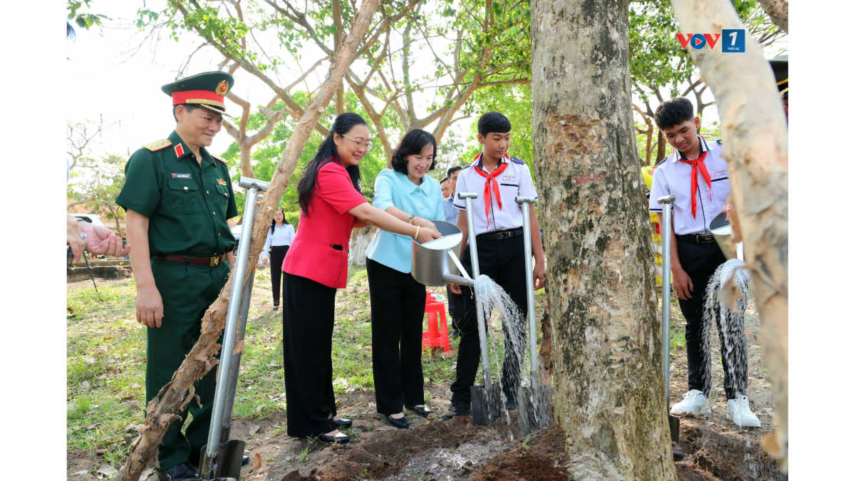 Đại biểu truồng cây lưu niệm tại trường