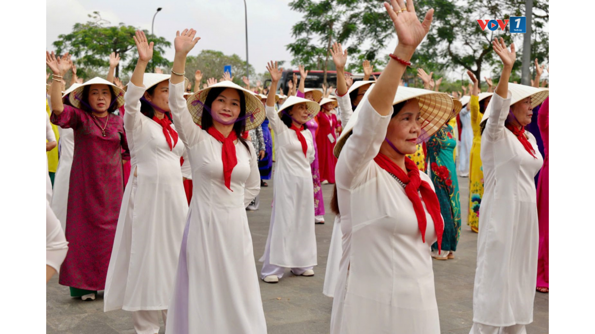 Phụ nữ Huế trong trang phục truyền thống với các hoạt động sôi nổi