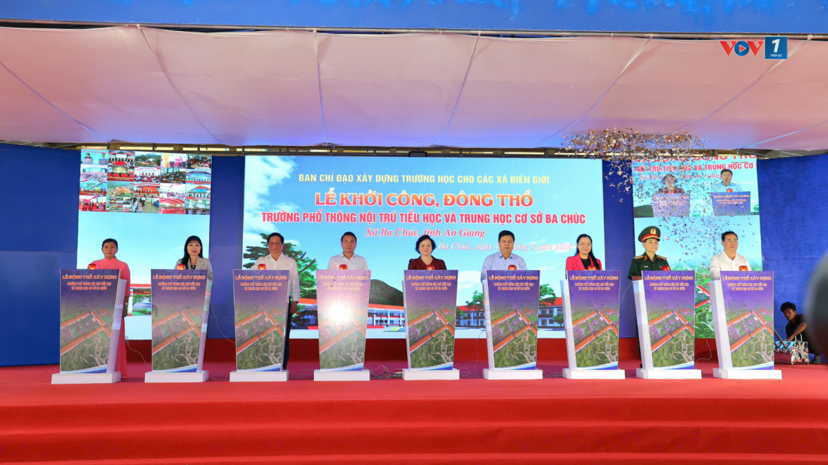 Phó thủ tướng Chính phủ Phạm Thị Thanh Trà và các đại biểu thực hiện nghi thức khởi công, động thổ