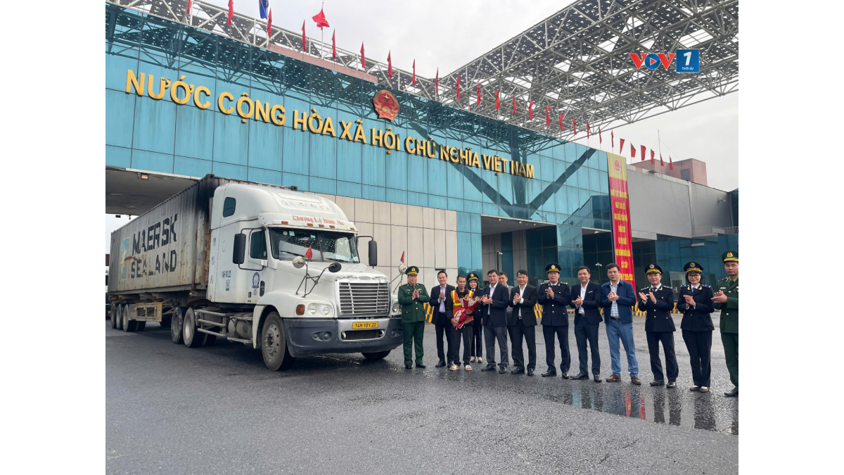 Các lực lượng chức năng chào đón và tặng hoa chuyến xe nhập khẩu đầu tiên qua Cửa khẩu Bắc Luân II vào sáng thứ 7 ngày 7/3