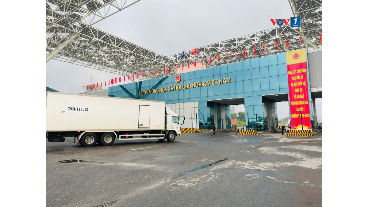 Sáng 7/3, Cửa khẩu Bắc Luân II đã làm thủ tục thông quan xuất nhập khẩu cho 202 phương tiện, vận chuyển khoảng 882 tấn hàng hóa và khoảng 324 du khách xuất nhập cảnh bằng giấy thông hành