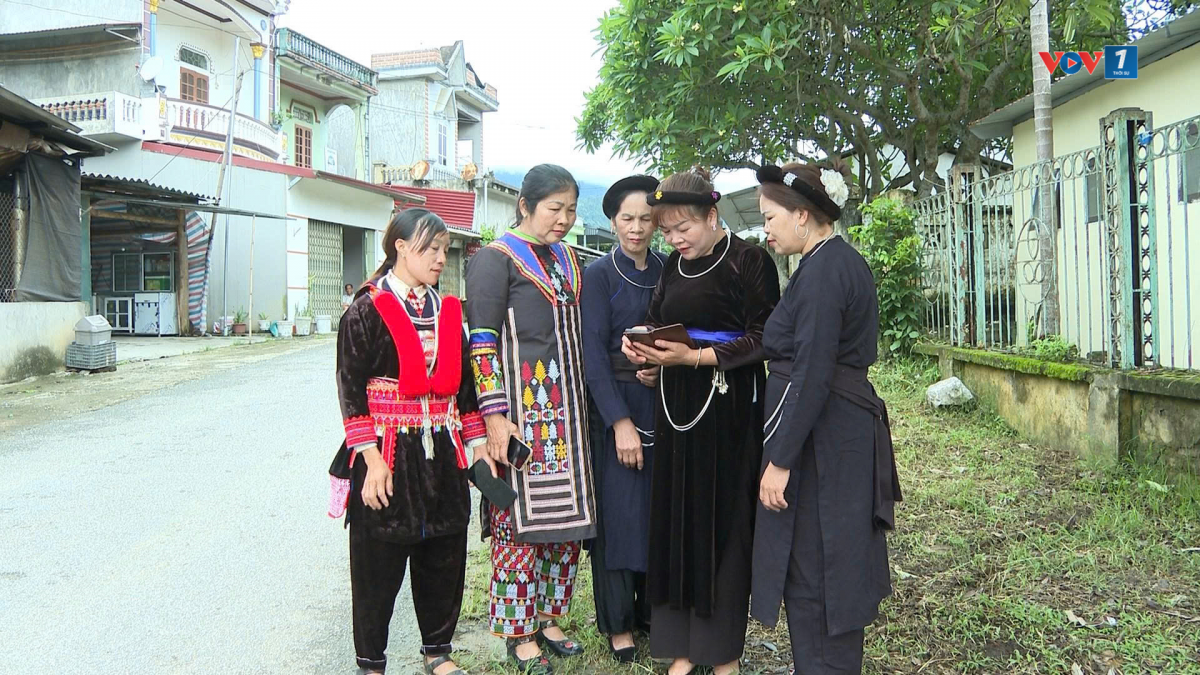 Chi hội phụ nữ thôn Nà Pái, xã Phủ Thông, Thái Nguyên hướng dẫn hội viên theo dõi thông tin bầu cử trên mạng xã hội