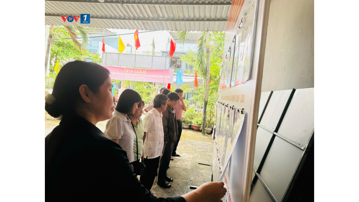Cử tri phường Tuy Hòa đến nhà văn hóa khu phố xem lại danh sách và tiểu sử các ứng cử viên trước ngày bầu cử