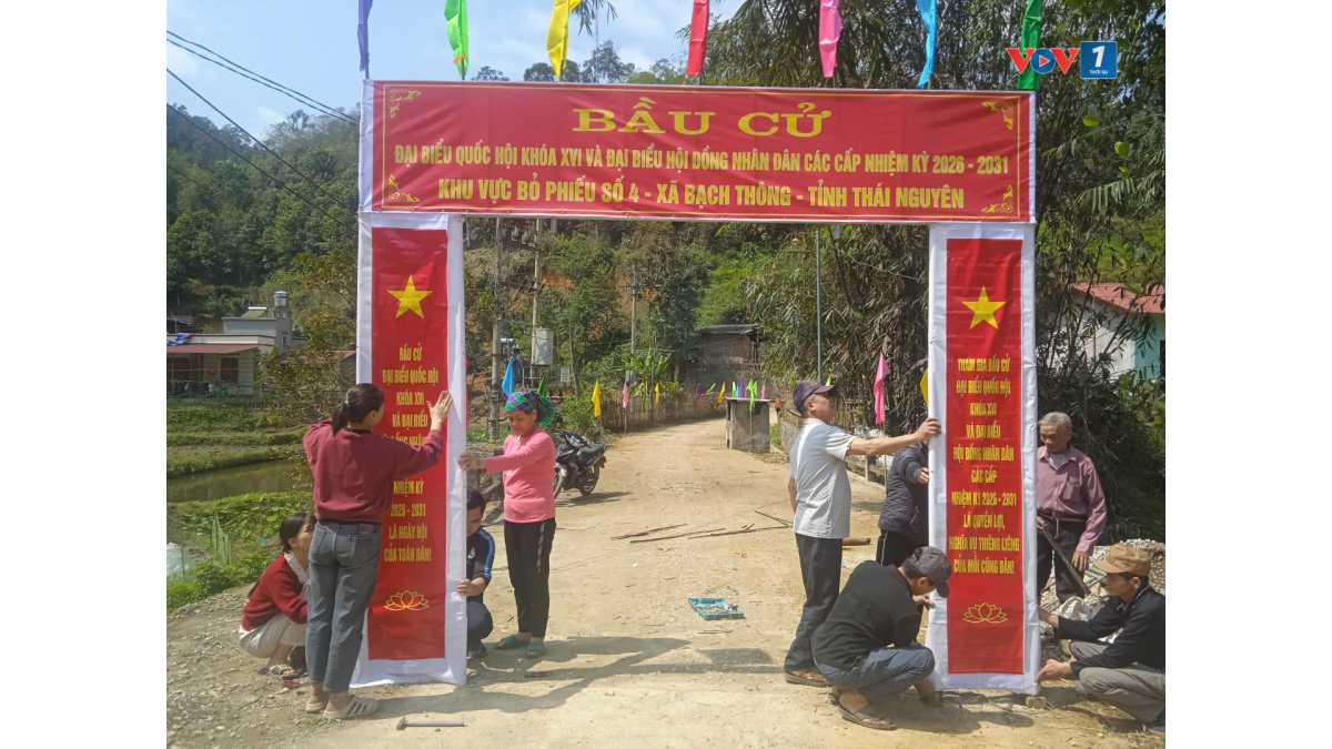 Bà con nhân dân xã Bạch Thông, Thái Nguyên chuẩn bị cho ngày bầu cử