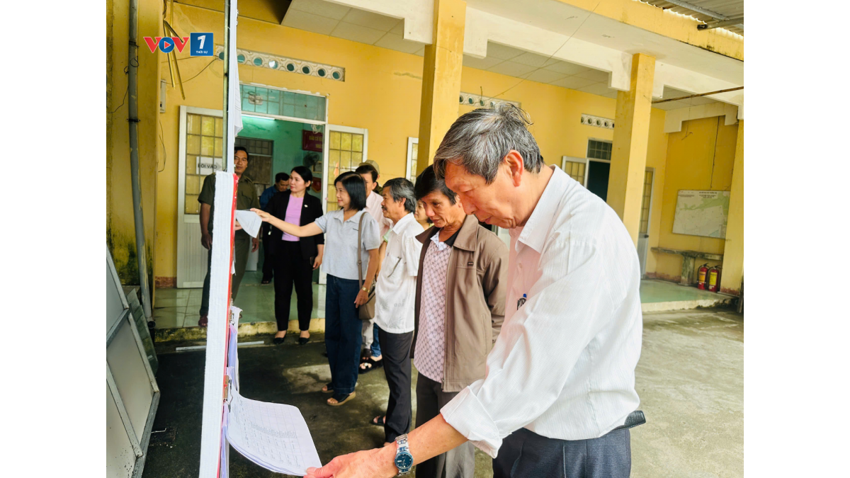 Ông Lương Ngọc Thuận khu phố trưởng khu phố Hùng Vương, phường Tuy Hòa cùng các thành viên tổ bầu cử, rà soát lại lần cuối danh sách cử tri của khu phố